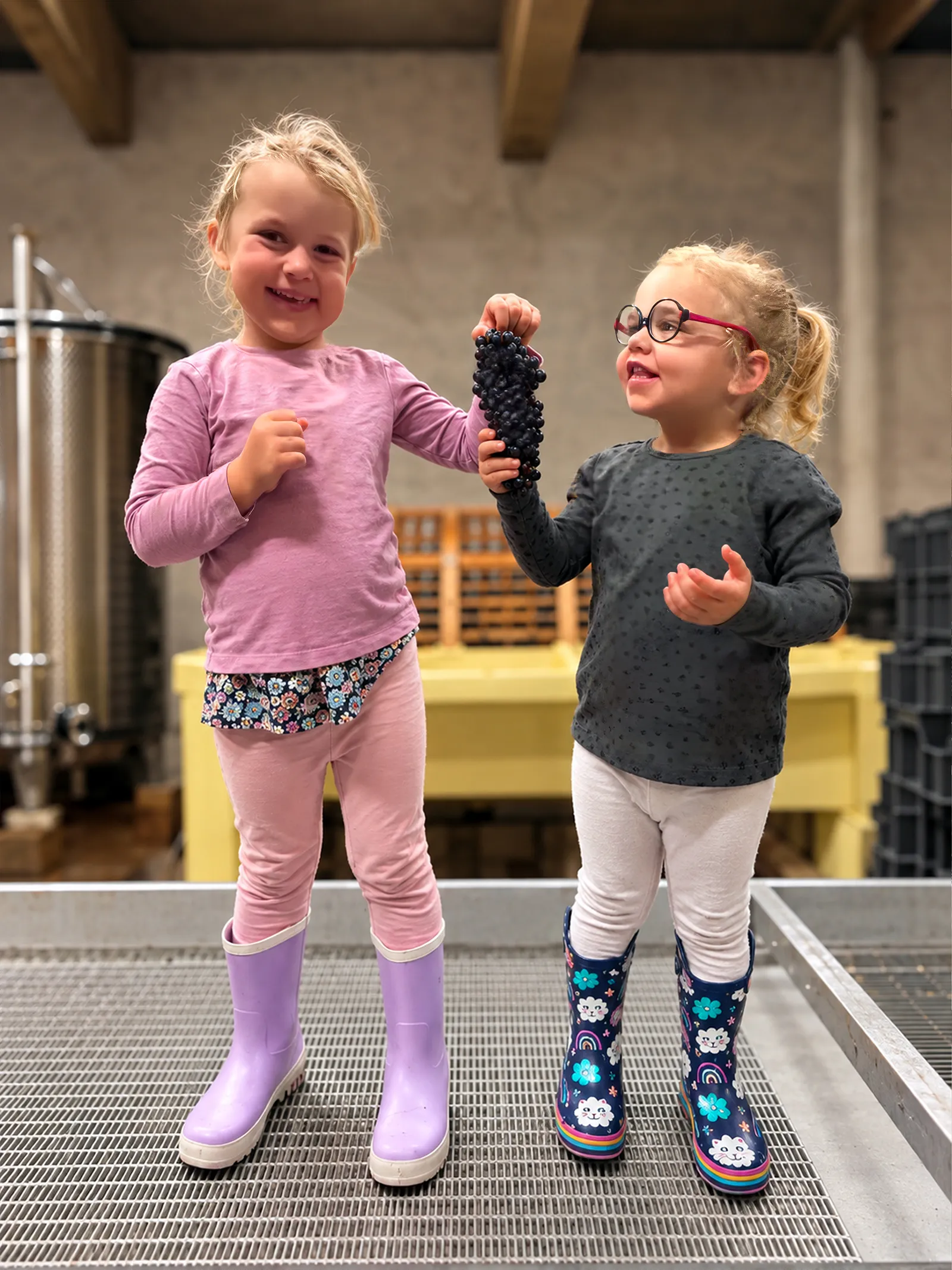 Filles de Maxime Crotet reproduisant l'étiquette de vin du domaine Maxime Crotet